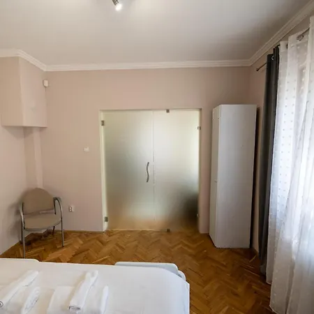 Beautiful Two-bedroom In City Center Apartment *
